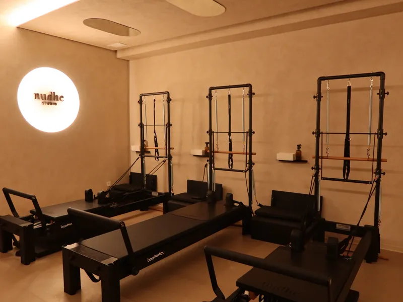 Sala de Pilates Reformer con camas reformer con torre