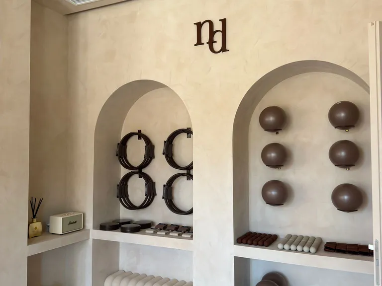 Material de Mat Pilates de Nudhe Studio: magic circles, softballs, bloques y cintas
