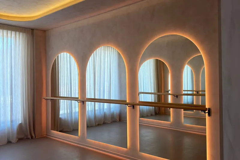Sala de Barre con barra de ballet y espejos en arco