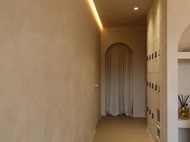 Vestuario con taquillas individuales y acceso en arco